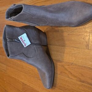 NEW WITH TAGS DOLCE VITA DV Taupe Suede Pointed-Toe Ankle Boots SZ 8.5